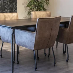 Bull lederen armstoel liver met wieltjes en zwarte poot