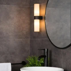 Cilinder badkamerlamp zwart met opaal glas IP44