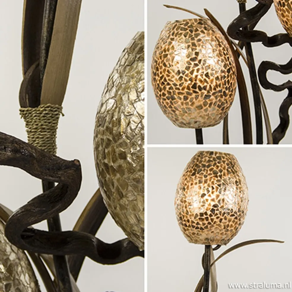 Houten vloerlamp met kelk van schelpen