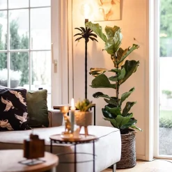 Mat zwarte vloerlamp Armata met palmbladeren