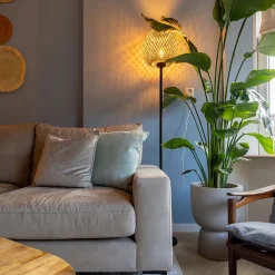 Mat zwarte vloerlamp met bamboe kap