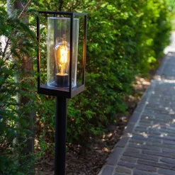 Moderne buitenlamp lantaarn op paal zwart met helder glas
