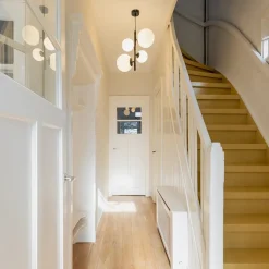 Moderne retro hanglamp zwart met witte bollen