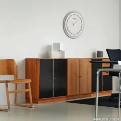 Moderne wandklok rond RVS keuken/kantoor