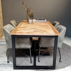 Stoere eettafel mangohout met visgraat en zwarte poot