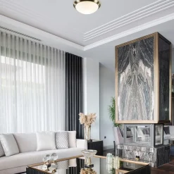 Strak klassieke plafonnière brons met mat wit glas