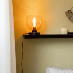 Strak klassieke tafellamp zwart met amber glas