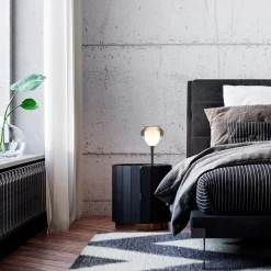 Strak klassieke tafellamp zwart met smoke glazen kap